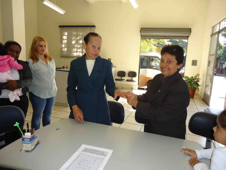 Maria de Lourdes coloca aliança em Iracema: direitos garantidos para o casal 