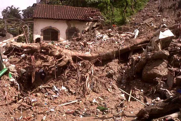 Escombros arrastam árvore no Morro do Beltrão, em Niterói 