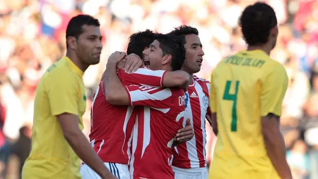  Roque Santa Cruz comemora o gol marcado sobre o Brasil, na primeira fase