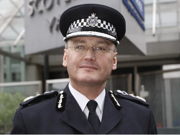 Chefe da polícia britânica se demite após escândalo de grampo telefônico 
