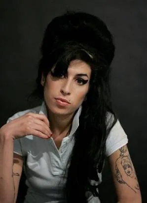  Cantora Amy Winehouse é achada morta, diz rede britânica Sky News 