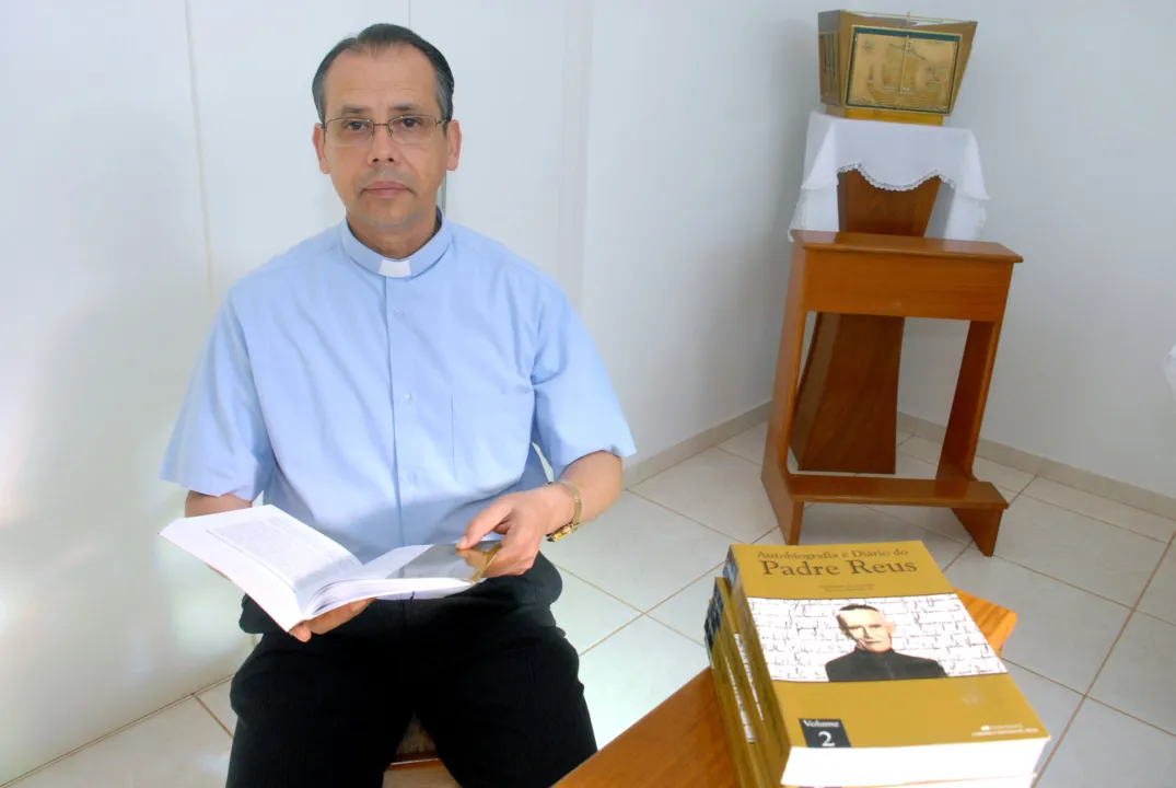 Pároco da Paróquia Cristo Rei, padre Pedro Odair Machado busca conhecer mais sobre padre Reus