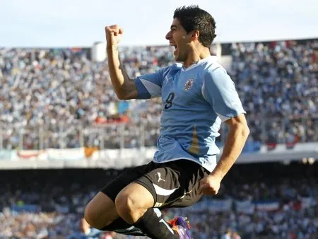 Luíz Suárez comemora seu gol, o primeiro do Uruguai na vitória sobre o Paraguai