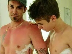  Justin Bieber faz tatuagem com o pai
