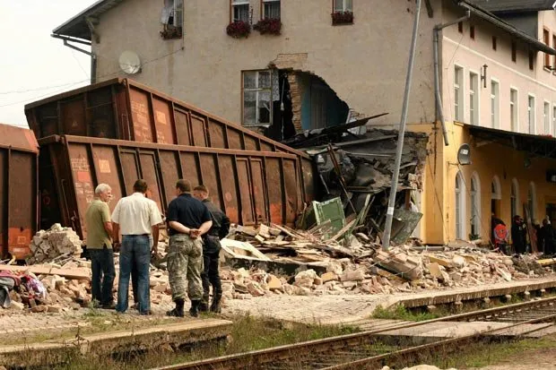 Trem desgovernado descarrila e mata três ao invadir prédio na Polônia