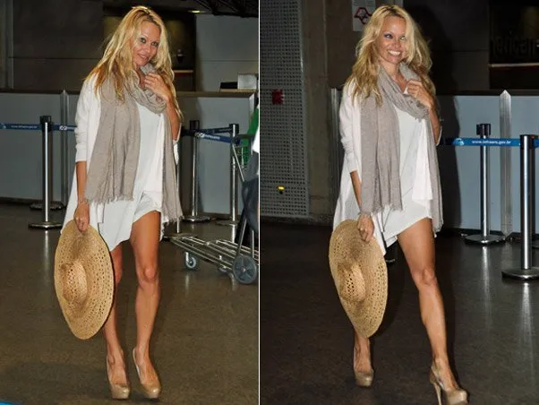  Pamela Anderson usa vestido curtinho para embarcar para os EUA