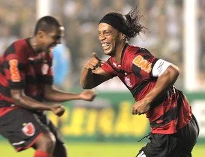  Ronaldinho Gaúcho faz a festa na Vila Belmiro