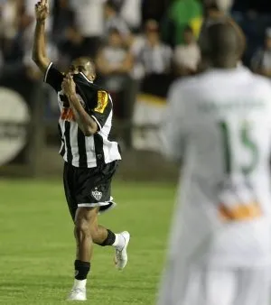  Carlos Alberto comemora o segundo gol do Atlético-MG no empate com o América-MG.