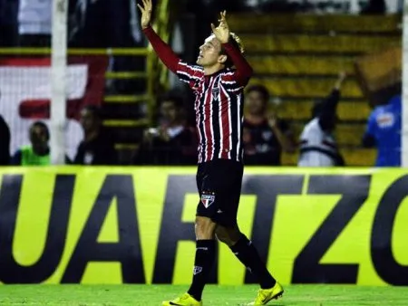  Dagoberto comemora gol na vitória do São Paulo sobre o Santo André por 3 a 1, em Piracicaba