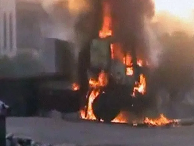 Carro em chamas durante confronto na cidade síria de Hama neste domingo (31), em imagem divulgada por militantes pró-direitos humanos 