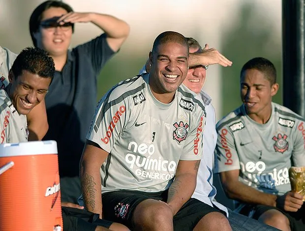  Mesmo machucado, Adriano está feliz no Corinthians e louco para estrear pelo clube 