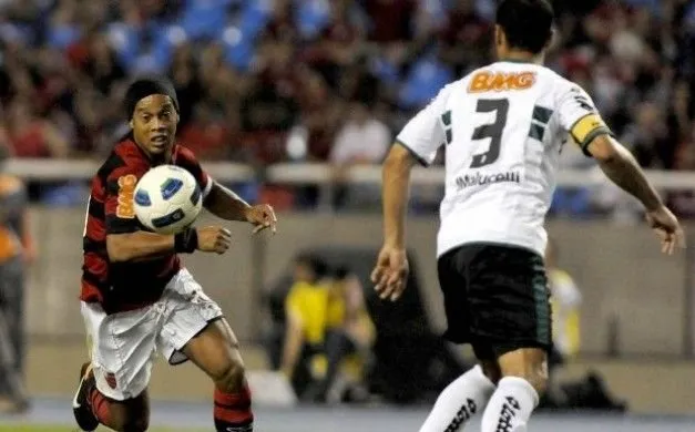  Ronaldinho cruzou a bola na cabeça de Jael e o atacante marcou o único gol do confronto