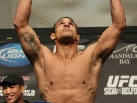  Vitor Belfort “apaga” japonês em menos de dois minutos no UFC 133