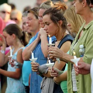 Moradores de Copley seguram velas em homenagem às vitimas do tiroteio em Ohio 