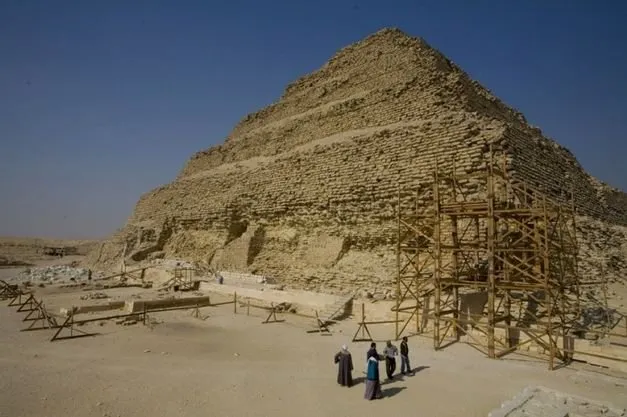  As obras da pirâmide Zoser tinham sido interrompidas