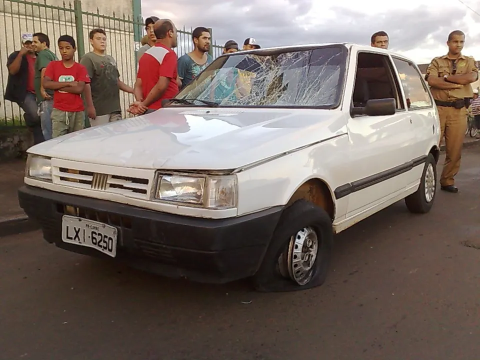 O condutor do Fiat Uno atropelador, Edson Nascimento, foi abordado por populares na marginal da PR445 