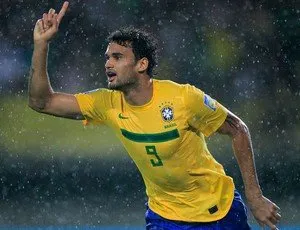  Willian comemora o primeiro gol do Brasil no jogo: semifinal na próxima quarta