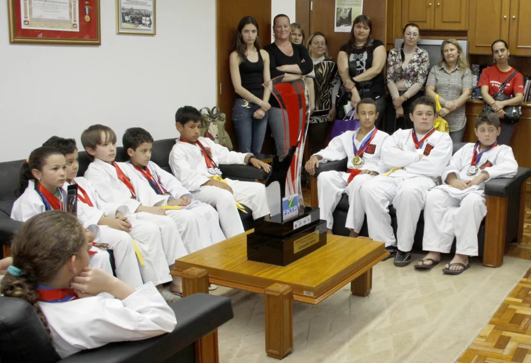 Caratecas campeões agradecem Prefeitura de Apucarana
