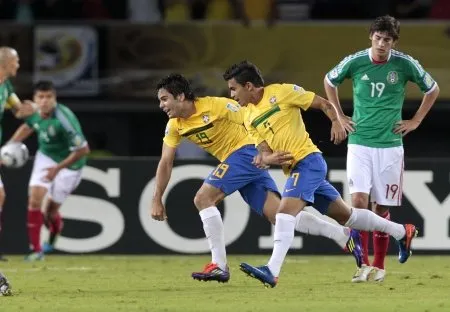 John Vizcaino/Reuters  Henrique (esq.) marcou os dois gols da seleção contra o México