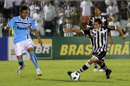Eusébio (dir.) marcou o primeiro gol do Ceará contra o Grêmio 