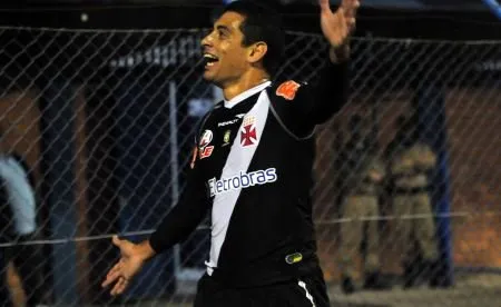 Diego Souza comemora o primeiro gol do Vasco em Florianópolis