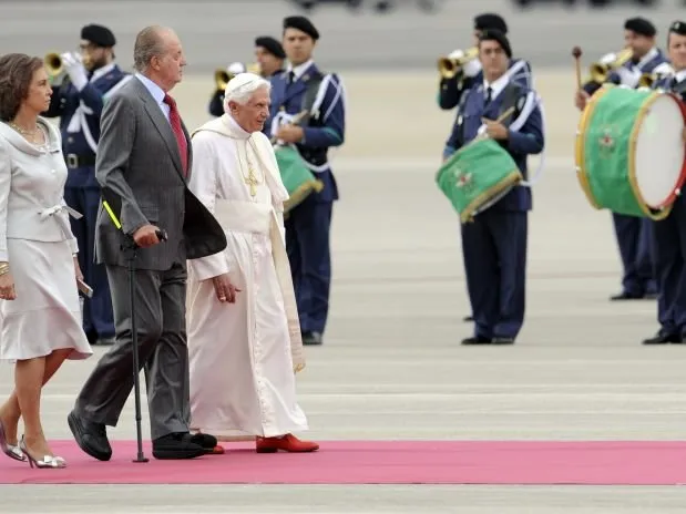 Bento XVI pede respeito aos católicos na chegada à Espanha