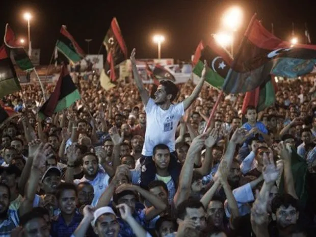  Milhares de líbios saíram às ruas neste sábado (20) na cidade de Benghazi para comemorar o que os rebeldes estão chamando de primeiro levante contra o regime de Kadhafi 