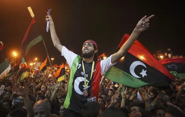 Em Benghazi, cidadão líbio comemora prisão de um dos filhos de Kadhafi 