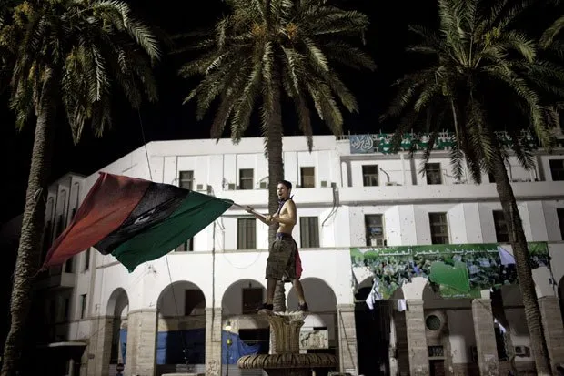  Rebeldes entram em conflito com tanques perto do quartel de Kadhafi