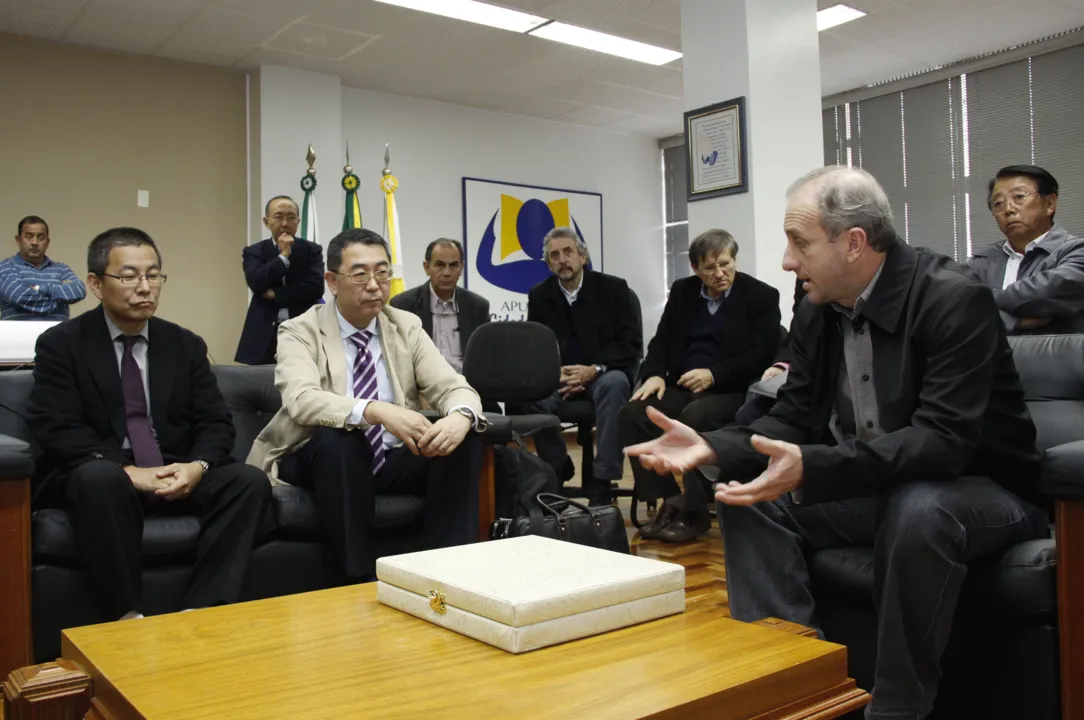 O prefeito de Apucarana, João Carlos de Oliveira, recebeu ontem à tarde, no gabinete municipal, uma comitiva de executivos da indústria japonesa de rolamentos, a NSK
