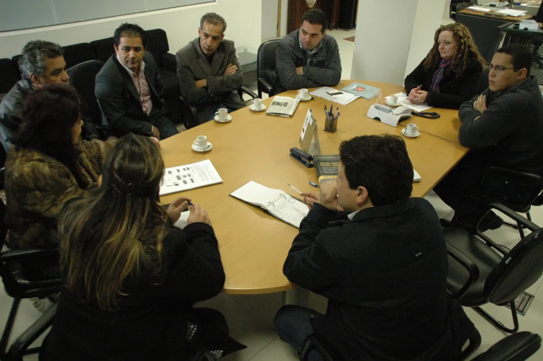 Vereadores e integrantes da Secretaria de Justiça e da Cidadania, durante reunião em Curitiba