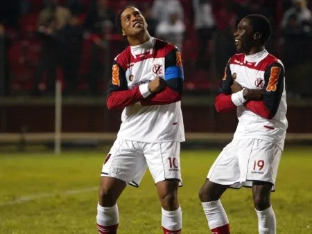 Ronaldinho Gaúcho comemora gol da classificação do Fla