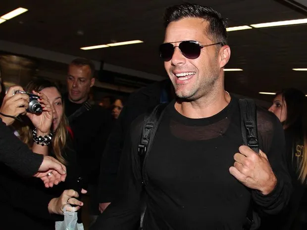  Ricky Martin desembarca em São Paulo e é cercado por fãs