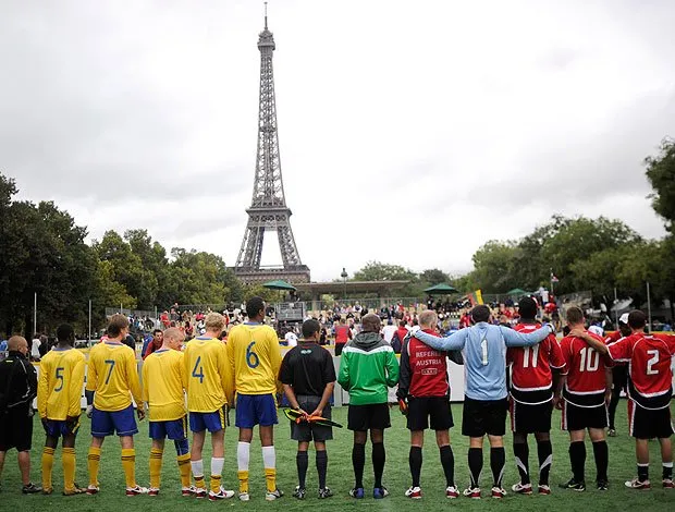 Campo da Copa dos Sem-teto é perto da Torre Eiffel em Paris