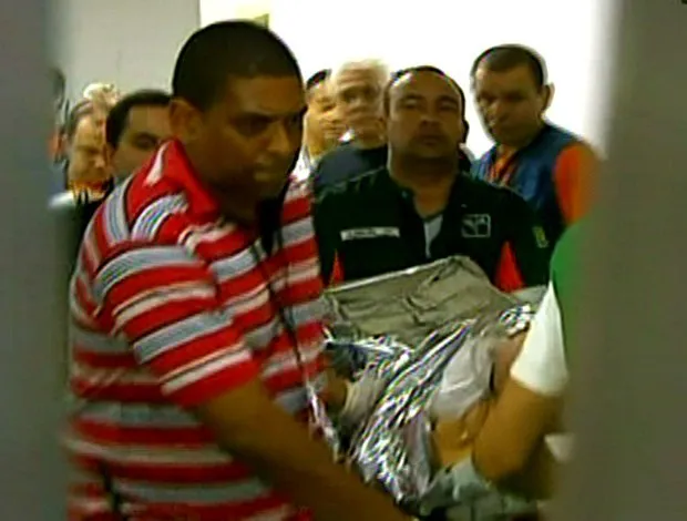  Ricardo Gomes chegando ao hospital na maca. Roberto Dinamite observa ao fundo