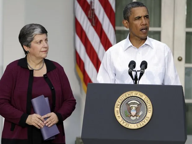  O presidente dos Estados Unidos, Barack Obama, fez rápida declaração neste domingo (28), nos jardins da Casa Branca, ao lado da secretária de segurança nacional, Janet Napolitano 