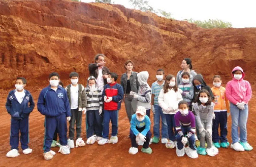 Alunos conhecem aterro sanitário dentro de projeto de separação do lixo doméstico