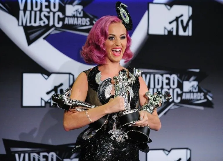  Katy Perry quase não conseguiu posar com todos os prêmios 