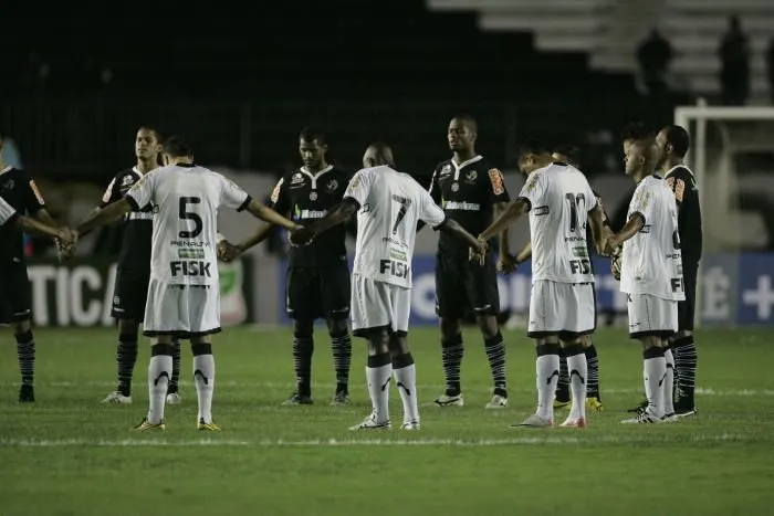 De mãos dadas, jogadores de Vasco e Ceará oram antes de a bola rolar pelo estado de saúde de Ricardo Gomes