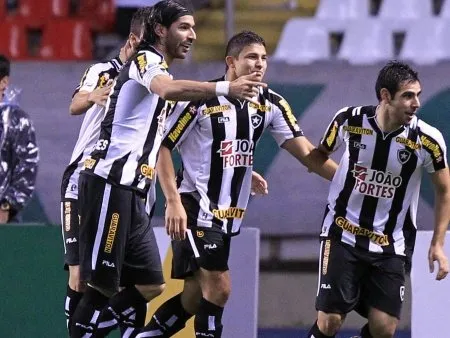 Jogadores do Botafogo vibram com vitória sobre o Palmeiras