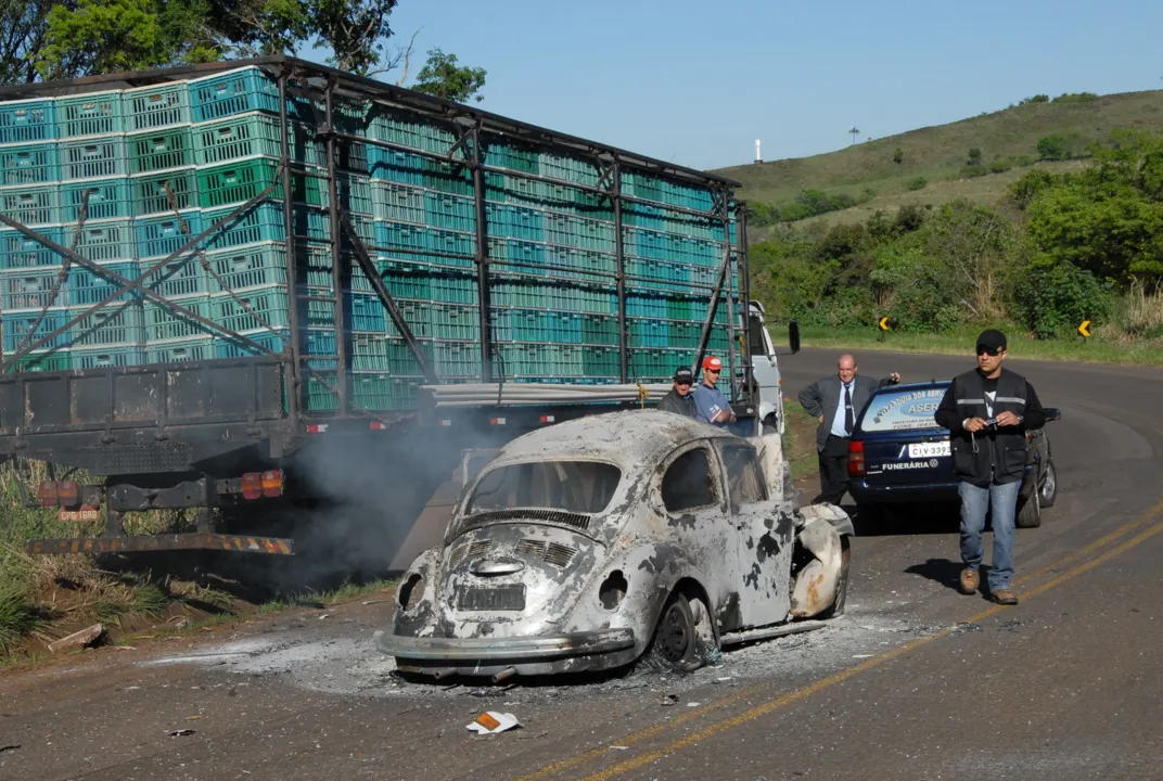 O VW Fusca foi totalmente destruído pelas chamas: pânico total
