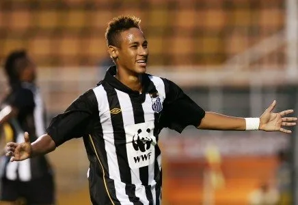 Neymar nega ter acordo fechado e garante permanência no Santos