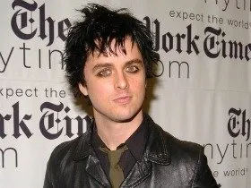  Vocalista do Green Day é expulso de voo por usar calça baixa