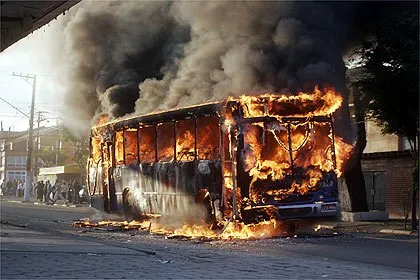 Microônibus da empresa Transportes Coletivos Grande Londrina (TCGL) foi queimado, por volta das 23h30 de ontem (8)