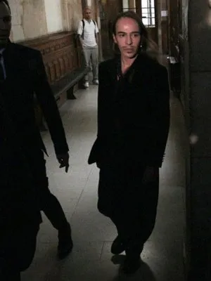 O estilista John Galliano é fotografado na chegada ao tribunal de Paris, em junho