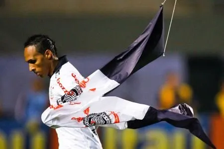 Liedson celebra vitória do Corinthians sobre o Flamengo de virada