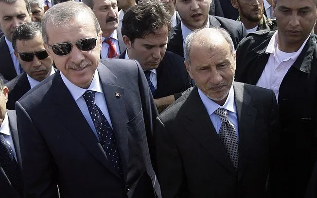  Premiê turco, Recep Tayyip Erdogan (E), caminha perto de Mustafa Abdel Jalil (D), líder do Conselho Nacional de Transição líbio, após chegar em Trípoli