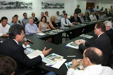 O governador Beto Richa fez anúncio sobre verba para o sistema penitenciário durante reunião na AMUSEP em Maringá
