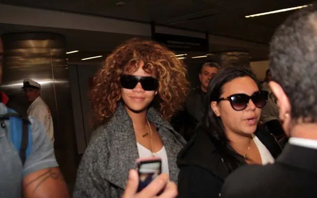  Rihanna desembarca em São Paulo e tenta se esconder dos paparazzi