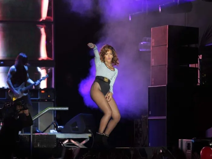  Com uma hora de atraso, Rihanna faz sua primeira apresentação no Brasil no palco da Arena Anhembi